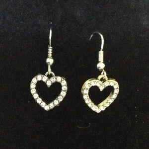 Sparkling Heart-Shaped Sliver Color Earrings NWOT
